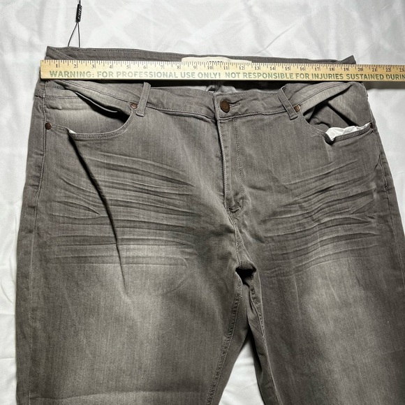 Barbell Men's Relaxed Athletic Fit Jeans - Concrete in color NWT - Picture 4 of 14